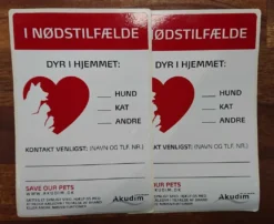 Mit dyr er alene hjemme - 2 stk Klistermærke